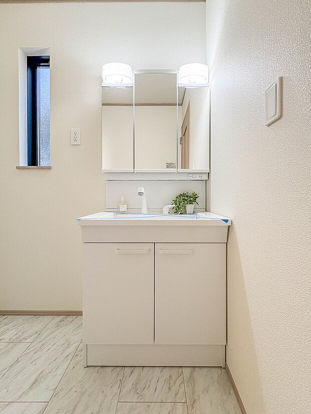 【洗面台】 十分な大きさの洗面台は、身だしなみチェックや歯磨きなど、朝の慌ただしい時間でもホテルライクなスペースで余裕とゆとりを感じて頂けます。