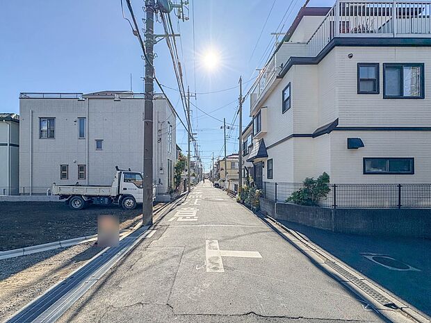【前面道路5ｍ】車の通行が少ないので、静かな住環境を維持することができます。