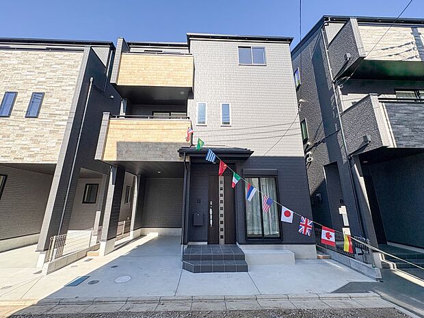 【外観】堂々たる趣ながら、主張し過ぎずどこか余裕を感じさせるシャープなフォルムで佇む邸宅は、晴天の空と照らし合わせる事で、本来あるべき完成形の姿を見せてくれます。