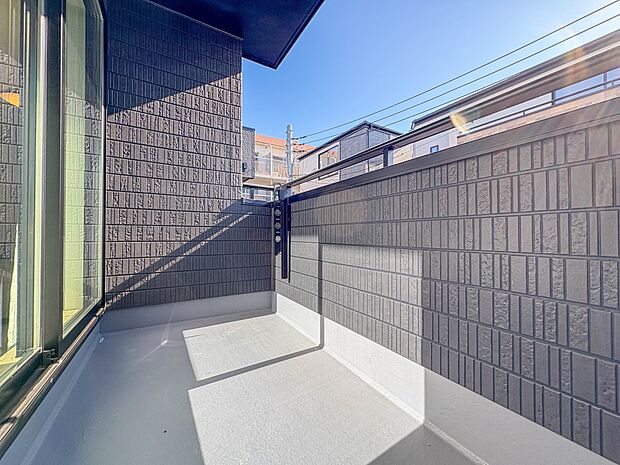 【バルコニー】  バルコニーから差し込む陽光・通風は、住環境・快適性と共に有り続ける貴重な「財産」です。