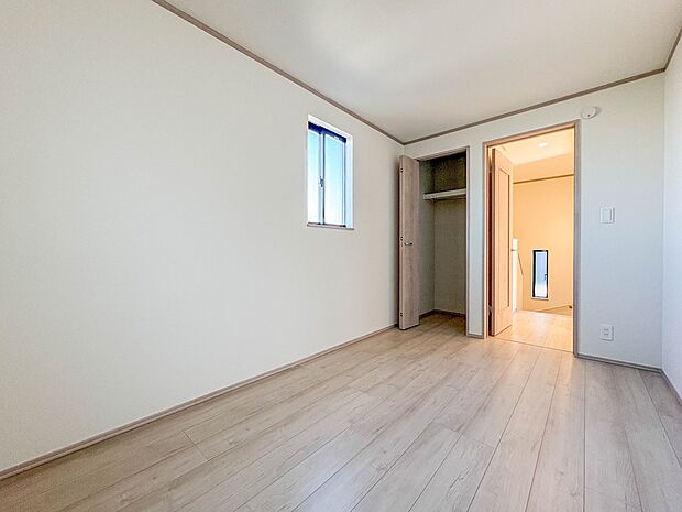 【洋室5帖】柔らかな陽光とフローリングの色味が調和した快適な空間。