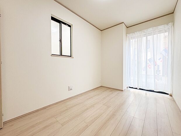 【洋室5帖】シンプルにデザインされた室内。家具やレイアウトでお好みの空間に。