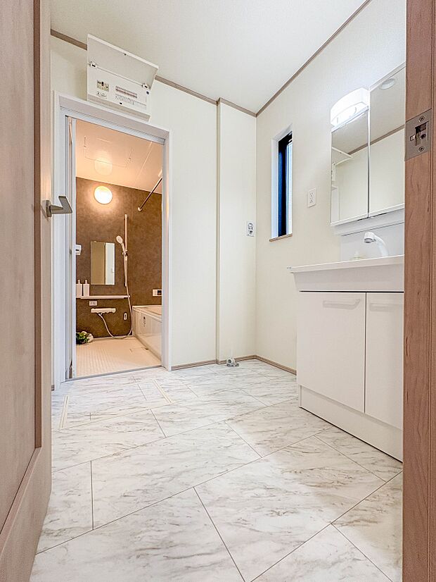 【脱衣所】洗面所は小さなプライベートスペース。歯磨き、洗顔と毎日施す個人空間。