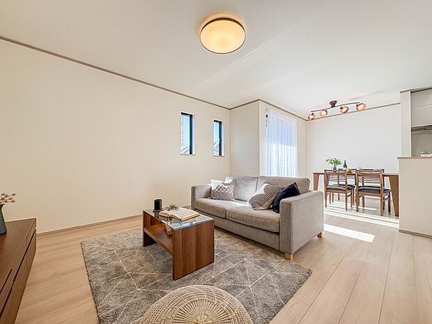 【LDK17.6帖】爽やかな日差しが差し込む明るいリビングです。