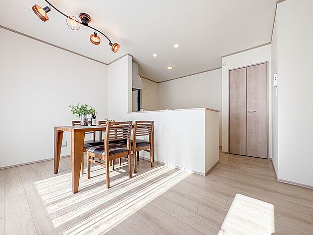 【LDK17.6帖】忙しい朝でも家族揃って食事をしたいゆとりあるダイニングスペース。