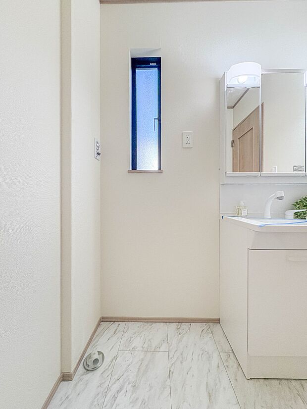 【ランドリースペース】毎日使う洗濯機。しっかりと奥行きのある置き場が確保されています。