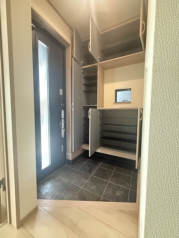 【玄関】玄関はおうちの顔と言われます。玄関アプローチは、外観デザインの印象を左右します。ご家族の個性を出しながら、素敵な玄関でお客様をお迎えしてください。