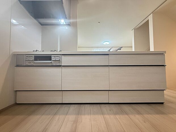 【キッチン】ナチュラルな自然光の中での調理。会話が弾む対面型キッチン。お洒落な食器類を余裕で収納できるスペース。動きやすい女性目線のキッチン動線。これからはお料理をつくる時間が劇的に変わりま…