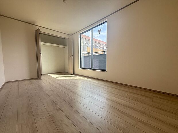 【寝室7.1帖】シンプルな内装はおしゃれのポイントです。シンプルは華美より飽きがこないからです。色や模様でおしゃれ感をだす。それがシンプルイズビューティーです。