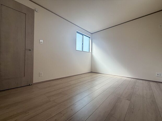 【子供部屋6帖】お子様のお部屋にぴったりなクロークを備えたフローリング仕様の洋室です。