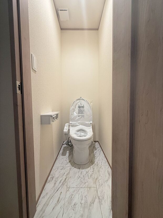 【トイレ】トイレ・ウォシュレット付。快適で衛生的な洗浄機能付温水シャワートイレです。