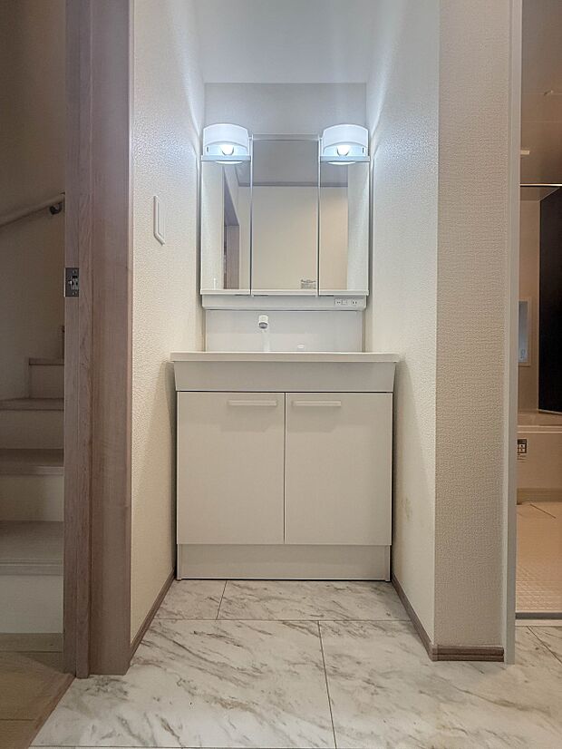 【洗面台】 十分な大きさの洗面台は、身だしなみチェックや歯磨きなど、朝の慌ただしい時間でもホテルライクなスペースで余裕とゆとりを感じて頂けます。