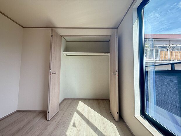 【収納】壁面クローゼットのメリットは、衣類が横一列に並ぶためひと目で洋服が選びやすいこと。衣類をたくさんお持ちの方も、限られたスペース内に無理なく収納することができます。