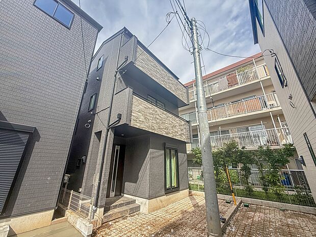 【外観】堂々たる趣ながら、主張し過ぎずどこか余裕を感じさせるシャープなフォルムで佇む邸宅は、晴天の空と照らし合わせる事で、本来あるべき完成形の姿を見せてくれます。