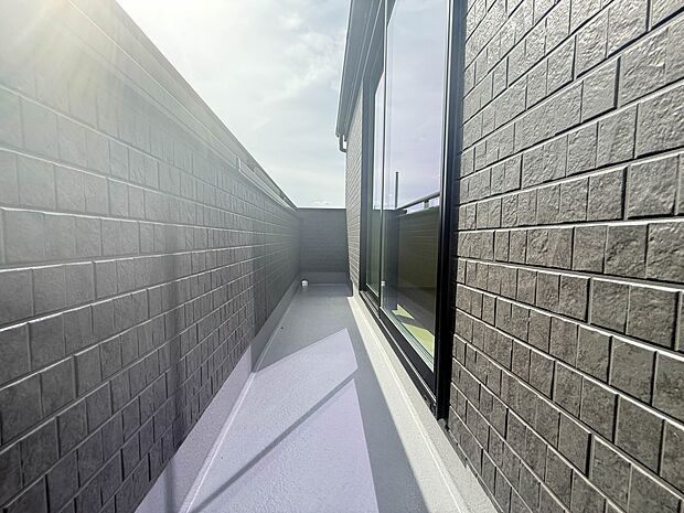 【バルコニー】 バルコニーから差し込む陽光・通風は、住環境・快適性と共に有り続ける貴重な「財産」です。