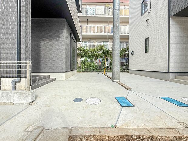 【駐車場】毎日の生活にマイカーが必須という方は、購入を検討する際、駐車場があることは大事な条件です。毎日の通勤や家族の送迎、買い物やお出かけなどクルマのある暮らしを満喫したい方は要チェック。…