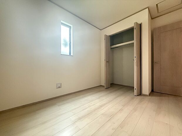 【洋室4.9帖】部屋の快適性を追求していくと、内装はシンプルになります。そしてポイント、ポイントにアクセントをつけて、リズムをつくる。シンプルな内装とは、リズミカルな内装と気づきます。
