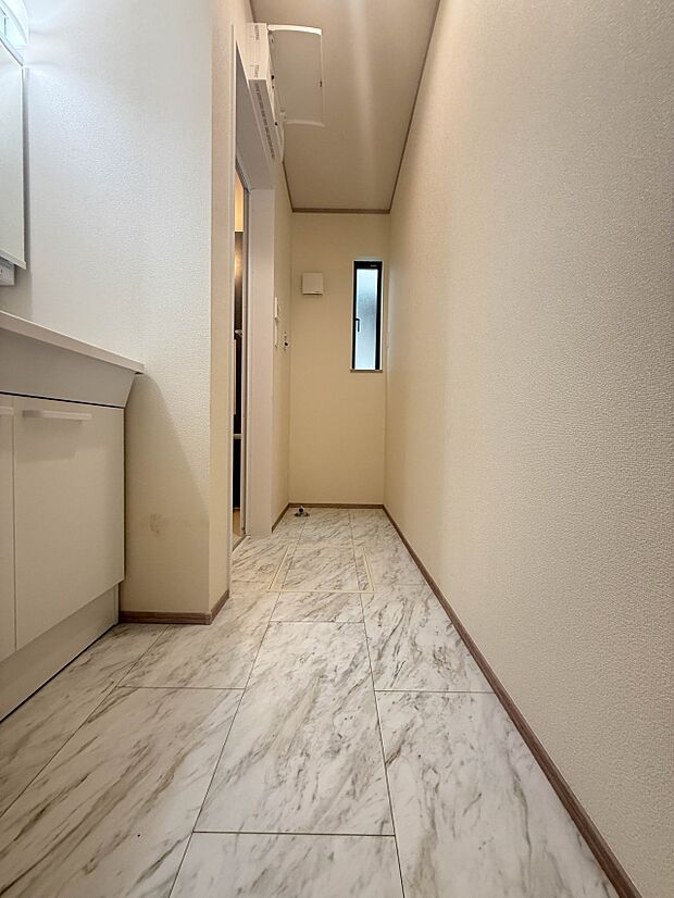 【脱衣所】洗面所は小さなプライベートスペース。歯磨き、洗顔と毎日施す個人空間。