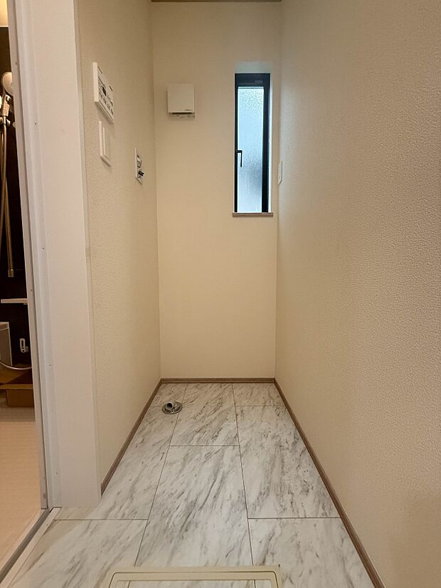 【ランドリースペース】毎日使う洗濯機。しっかりと奥行きのある置き場が確保されています。