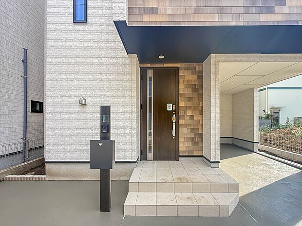 【玄関】玄関はおうちの顔と言われます。玄関アプローチは、外観デザインの印象を左右します。ご家族の個性を出しながら、素敵な玄関でお客様をお迎えしてください。