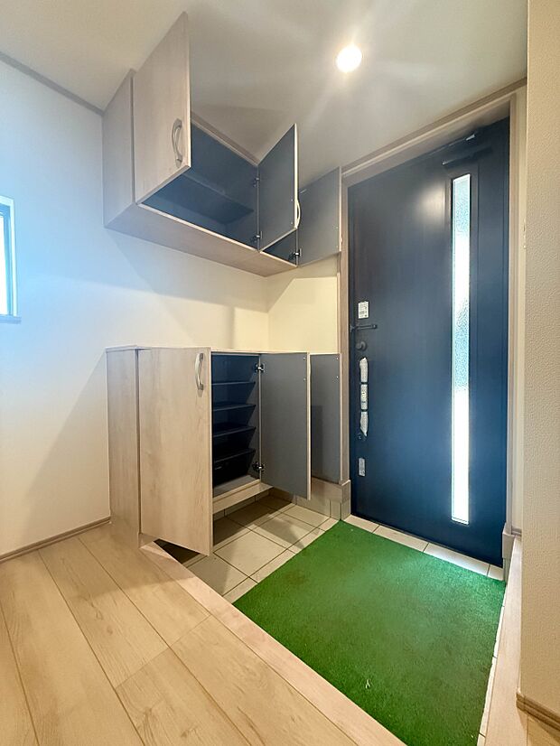 【玄関】玄関はおうちの顔と言われます。玄関アプローチは、外観デザインの印象を左右します。ご家族の個性を出しながら、素敵な玄関でお客様をお迎えしてください。