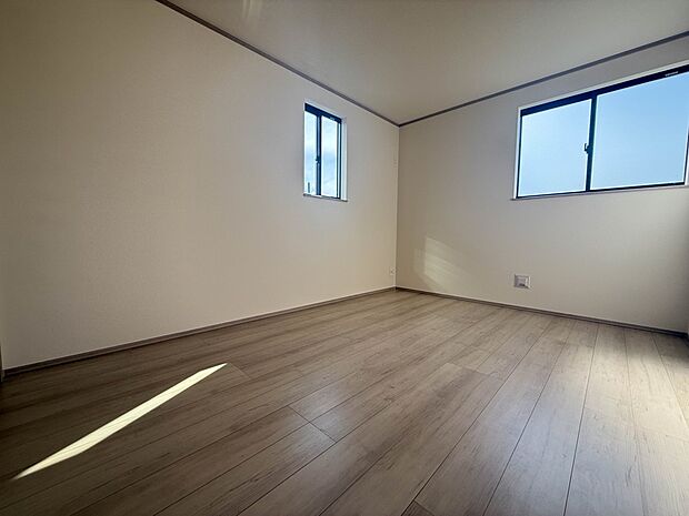 【子供部屋6帖】お子様のお部屋にぴったりなクロークを備えたフローリング仕様の洋室です。