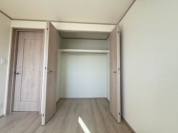 【収納】各部屋を最大限に広く使って頂ける様、全居住スペースに収納付。プライベートルームはゆったりと快適に。