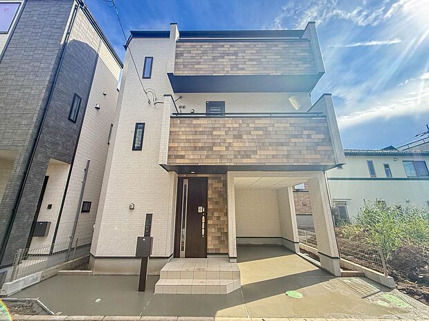 【外観】堂々たる趣ながら、主張し過ぎずどこか余裕を感じさせるシャープなフォルムで佇む邸宅は、晴天の空と照らし合わせる事で、本来あるべき完成形の姿を見せてくれます。