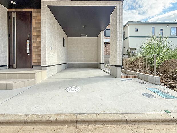 【駐車場】毎日の生活にマイカーが必須という方は、購入を検討する際、駐車場があることは大事な条件です。毎日の通勤や家族の送迎、買い物やお出かけなどクルマのある暮らしを満喫したい方は要チェック。…