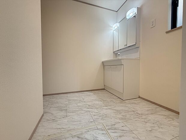 【脱衣所】脱衣所、洗面所は小さなプライベートスペース。歯磨き、洗顔と毎日施す個人空間。