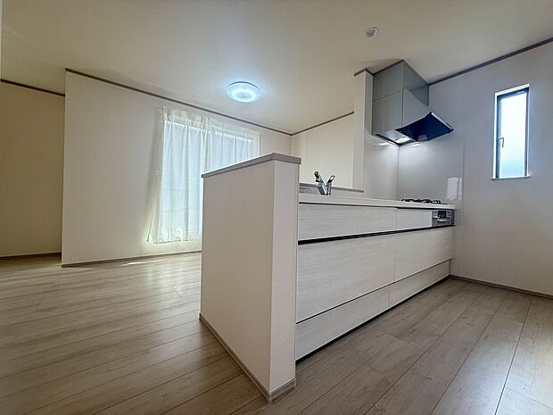 【LDK17.5帖】木の温もりがやさしいフローリング仕様。明るく広々としたダイニングはとても快適な空間です。