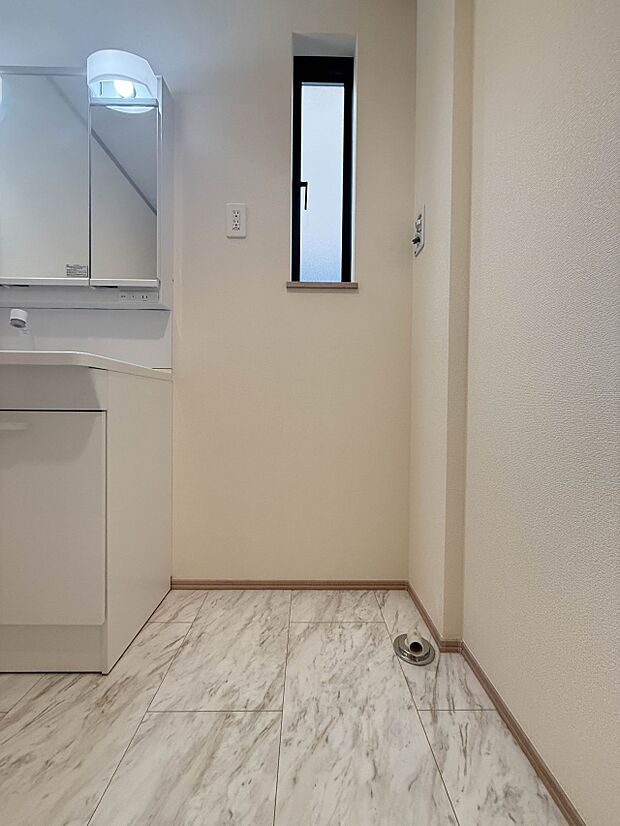 【ランドリースペース】毎日使う洗濯機。しっかりと奥行きのある置き場が確保されています。