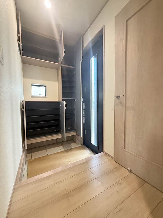 【玄関】玄関はおうちの顔と言われます。玄関アプローチは、外観デザインの印象を左右します。ご家族の個性を出しながら、素敵な玄関でお客様をお迎えしてください。