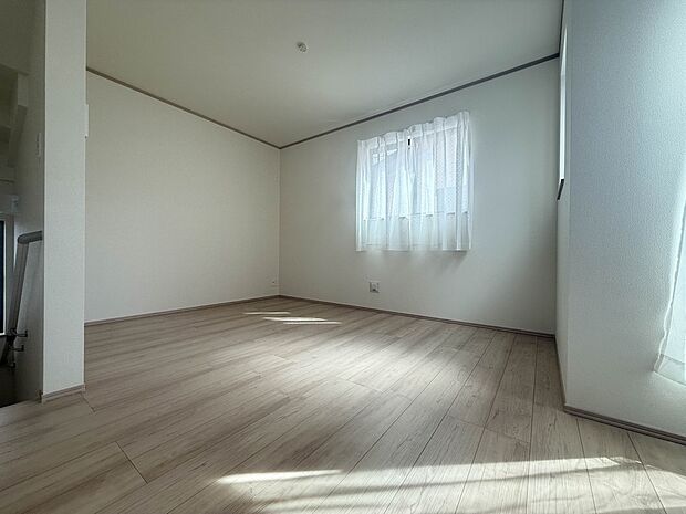 【LDK15.6帖】うららかな陽射しがどのお部屋にも降り注ぎますように、快適さを追求した間取設計。得難い立地環境での生活を恵みの豊かな永住の地へと変えてくれます。