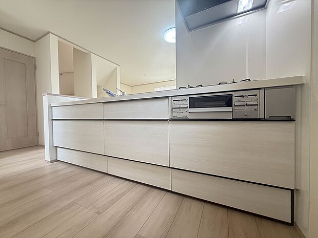 【キッチン】ナチュラルな自然光の中での調理。お洒落な食器類を余裕で収納できるスペース。動きやすい女性目線のキッチン動線。これからはお料理をつくる時間が劇的に変わります。