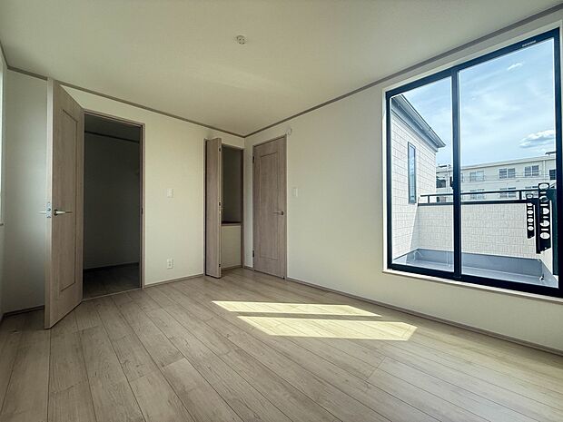 【寝室6帖】シンプルな内装はおしゃれのポイントです。シンプルは華美より飽きがこないからです。色や模様でおしゃれ感をだす。それがシンプルイズビューティーです。