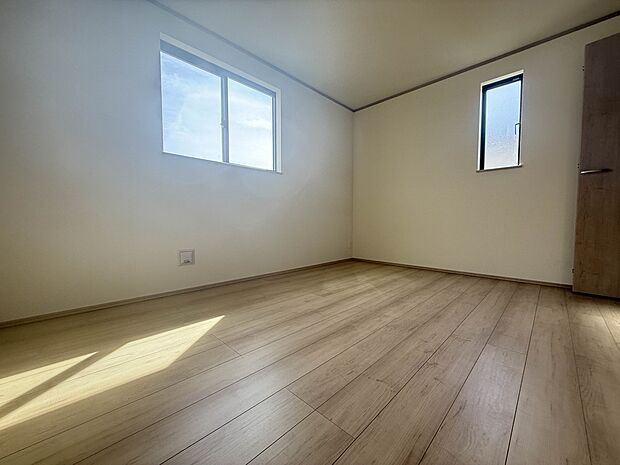 【子供部屋6帖】お子様のお部屋にぴったりなクロークを備えたフローリング仕様の洋室です。