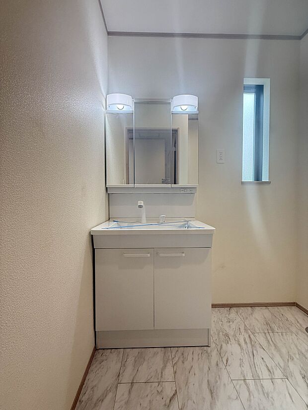 【洗面台】 十分な大きさの洗面台は、身だしなみチェックや歯磨きなど、朝の慌ただしい時間でもホテルライクなスペースで余裕とゆとりを感じて頂けます。