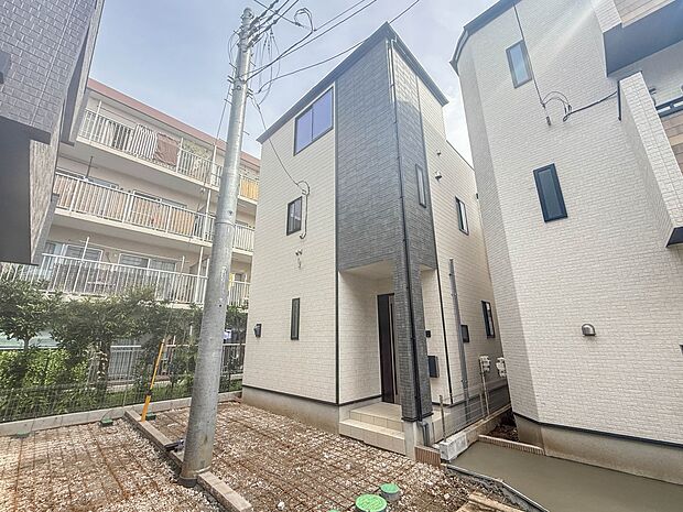 【外観】堂々たる趣ながら、主張し過ぎずどこか余裕を感じさせるシャープなフォルムで佇む邸宅は、晴天の空と照らし合わせる事で、本来あるべき完成形の姿を見せてくれます。