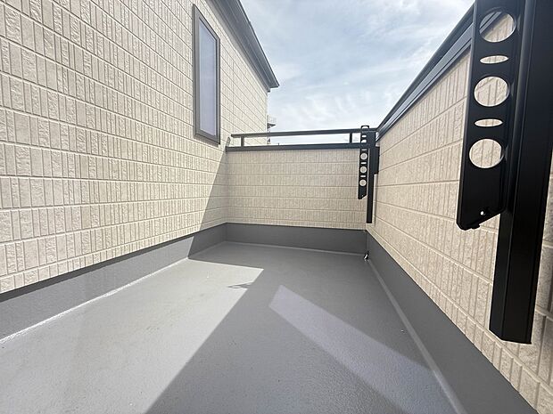 【バルコニー】 バルコニーから差し込む陽光・通風は、住環境・快適性と共に有り続ける貴重な「財産」です。