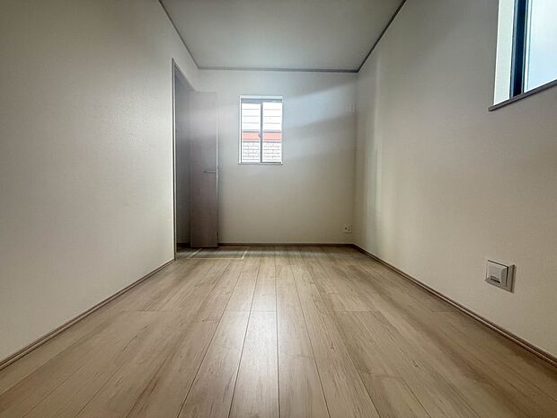 【洋室5帖】充実した生活は伸びやかな居室空間から始まります。快適に・伸びやかに。心の潤いを求める方々へ。