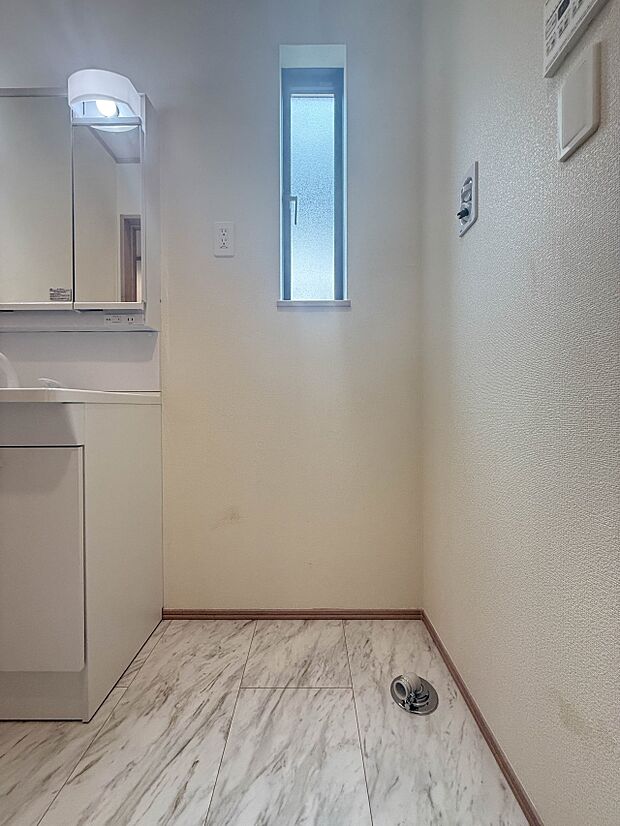 【ランドリースペース】毎日使う洗濯機。しっかりと奥行きのある置き場が確保されています。