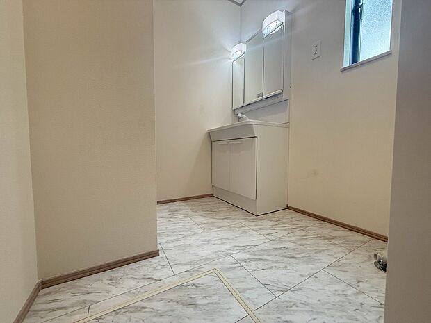 【脱衣所】洗面所は小さなプライベートスペース。歯磨き、洗顔と毎日施す個人空間。