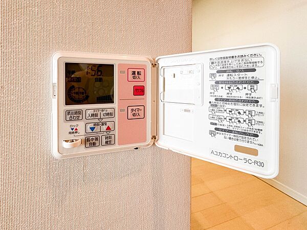 【床暖房】  空気が汚れず、ほこりもでない床暖房は、アレルギーをお持ちのお子さまがいらっしゃるご家庭でも安心してお使いいただける暖房システムです。