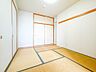和室：【リビング・和室5帖併設】  和室を上手に活用すると暮らし方の幅が広がります。例えば普段は開け放して、子供の小さいうちはお昼寝や遊びのスペースに。畳はソフトなので転んでもケガをしにくく安心で…