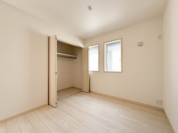 2号棟【2階 6帖 子供部屋】クロークを備えたフローリング仕様の洋室です。