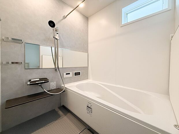 2号棟【浴室】きっとあなたのバスタイムも単なる習慣から特別な時間に変わるはず。一日の汚れとともに疲れを洗い流し、眠りに就く前の大事なリラックスタイムを演出