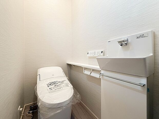 2号棟【トイレ】トイレ・ウォシュレット付。快適で衛生的な洗浄機能付温水シャワートイレです。