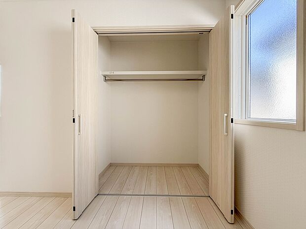 2号棟【収納】壁面クローゼットのメリットは、衣類が横一列に並ぶためひと目で洋服が選びやすいこと。衣類をたくさんお持ちの方も、限られたスペース内に無理なく収納することができます。