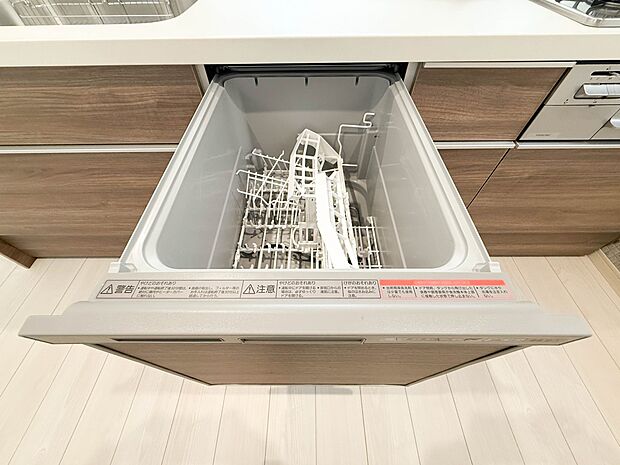 2号棟【ビルトイン食器洗浄乾燥機】食器洗いのわずらわしさから開放してくれる嬉しい設備。後片付けの手間を減らし奥様の時間を有効活用できます。お湯と洗剤を使う機会が少なくなるため、手荒れ防止にも…